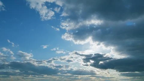 Cloudscape in tropical summer or spring sunlight. Beautiful sun rays shine Foto stock