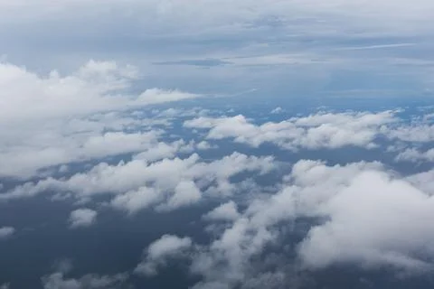 Cloudscape view from an airplane window on a sunny blue sky background Foto stock