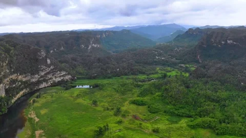 Cloudy 4K Drone Aerial View of Lush Green Mountain Valley Arecibo, Puerto Rico Vidéo 301642860
