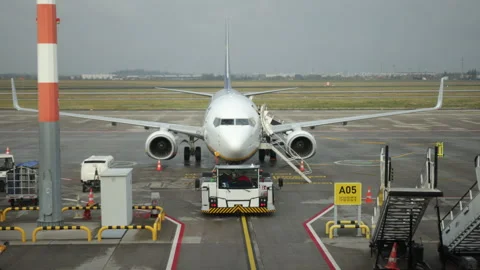 Cloudy airport, Support crew, Gate boarding Stock-Footage 305770554