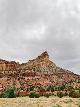 A cloudy and sunny view of red rocks at Capitol Reef National Park in Utah. Foto stock
