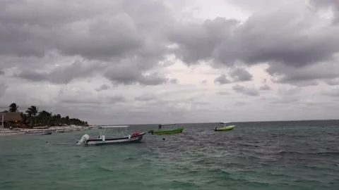 Cloudy beach day with many moored boats in mexico Vídeo Stock 168910500