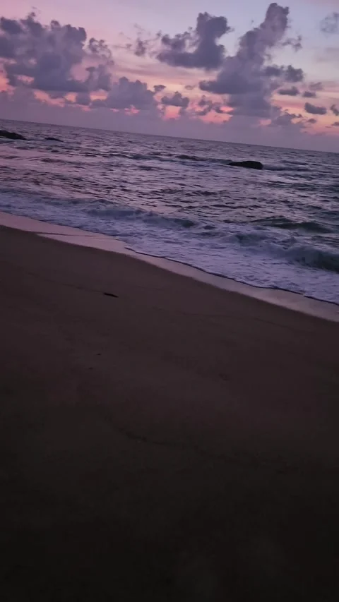 Cloudy beach sunrise Stockbeeldmateriaal 319348448