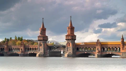 Cloudy Berlin Oberbaum Bridge 库存影片 129388285