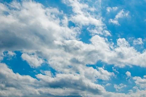 Cloudy Blue Skies Overhead Stock-Fotos