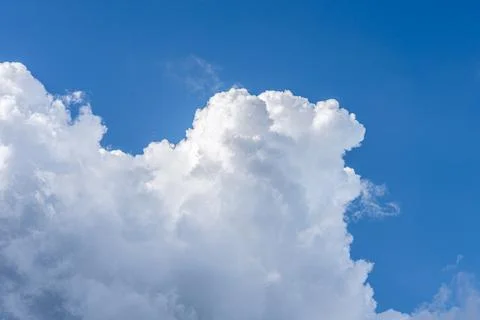 Cloudy blue sky abstract background, blue sky background with tiny clouds Foto stock