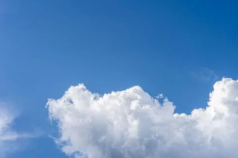 Cloudy blue sky abstract background, blue sky background with tiny clouds Foto stock