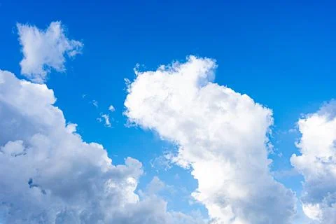 Cloudy blue sky abstract background, blue sky background with tiny clouds Foto stock