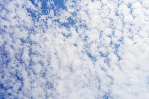 Cloudy blue sky abstract background, blue sky background with tiny clouds Foto stock