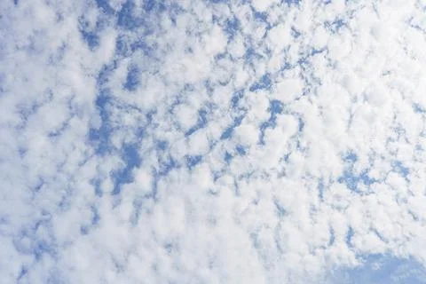 Cloudy blue sky abstract background, blue sky background with tiny clouds Foto stock