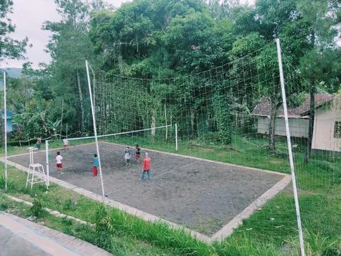 Cloudy clouds playing volleyball Foto stock