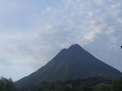 Cloudy day at the arenal volcano Vidéo 91675019