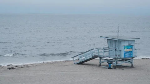 Cloudy day at the beach lifeguard tower 스톡 동영상 111179586