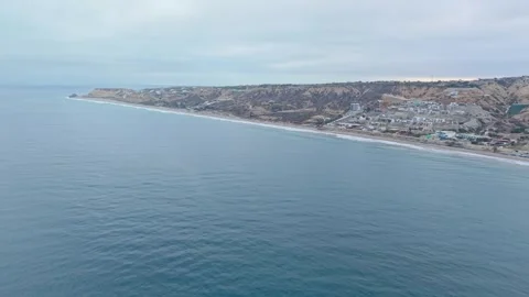 Cloudy Day Coastline View in Santa Marianita, Ecuador's Pacific Ocean Vidéo 331343349
