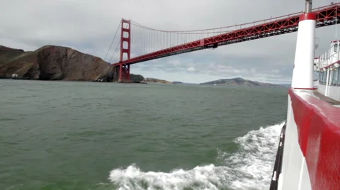 Cloudy day Golden Gate  bridge cruise Stock-Footage 40205587