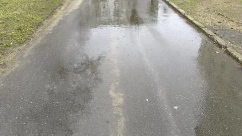 On a cloudy day, it rains on the road in an urban area Vídeo Stock 332420509
