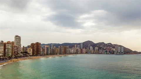 Cloudy Day over Beach Skyline 库存影片 98499528
