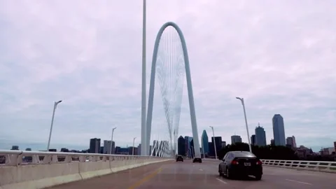 A cloudy day for a short drive over the Margaret Hunt Hill Bridge, Dallas, Texas 库存影片 194746021