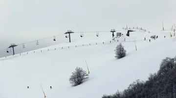 Cloudy day on ski slopes with skiers Stock-Footage 85745102