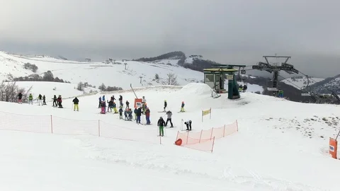Cloudy day on the ski slopes - Wide shoot of a chairlift Stock-Footage 85750807