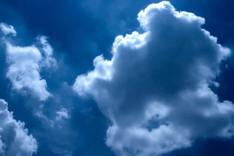 Cloudy in Deep Blue Sky Foto stock