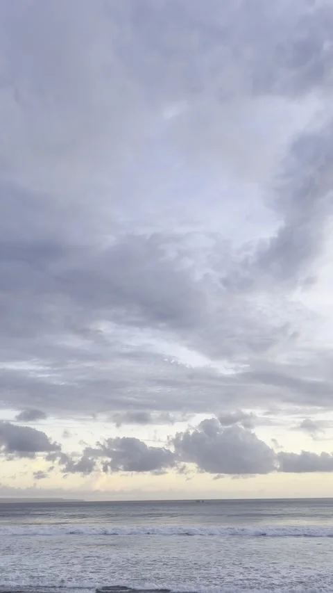 Cloudy Dusk Sky Above Ocean Waves With Rolling High Tide Video stock 334852855