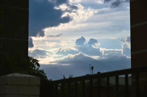 Cloudy evening landscape between two buildings in the shade Foto stock