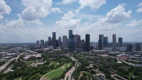 Cloudy Flight Toward Downtown 動画素材 213017804