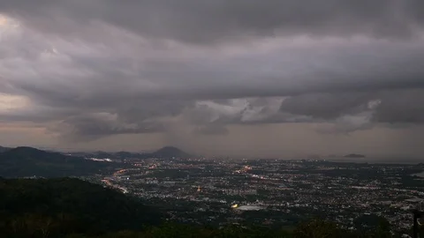 Cloudy heavy raining in downtown with green tree forest  mountain and sea oce Vídeo Stock 99197489