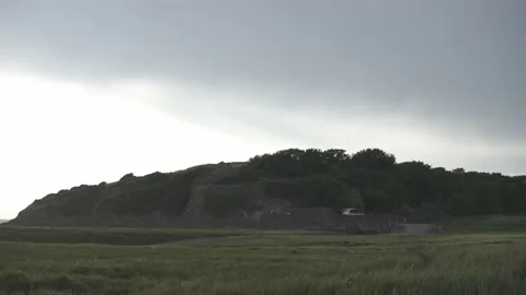 Cloudy Hill With Tall Grass In Wind 库存影片 132331909