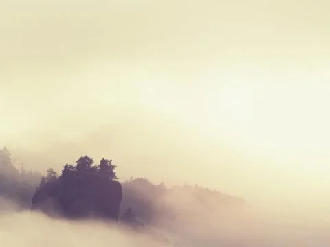Cloudy hilly landscape. View over heavy cloud into rocky gulch Foto stock