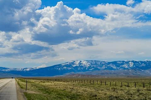 Cloudy landscape, white clouds over mountain valley in Montana Stockfoto's
