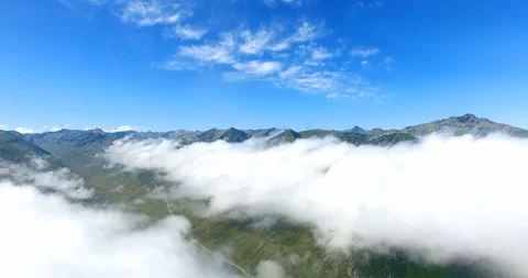 Cloudy mountain adn fog 库存影片 94530829