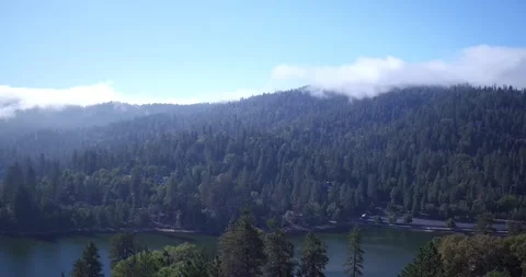 Cloudy mountain lake 库存影片 279513749