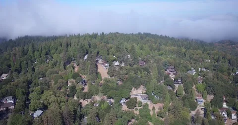 Cloudy mountain suburbs 库存影片 279513727