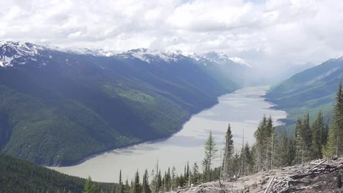 Cloudy mountain timelapse over lake Vídeos de archivo 105767715