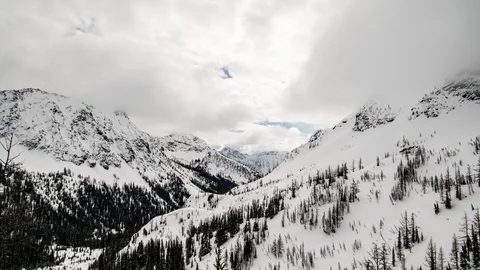 Cloudy mountain valley timelapse with weather rolling through Video stock 120070658