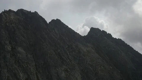Cloudy Mountaintop Flyover Dlog Vídeos de archivo 128802109