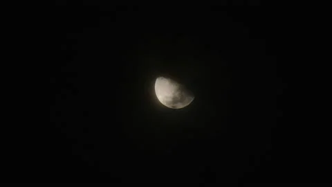 Cloudy night sky. Moon hiding as the clouds are appearing in the dark sky. Vídeo Stock 179047157