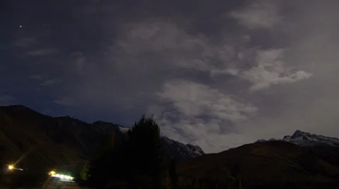 Cloudy night timelapse 库存影片 32677661