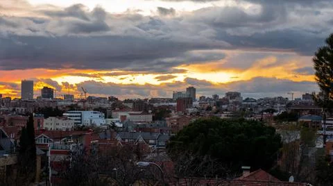 Cloudy orange sunset in Madrid Foto stock