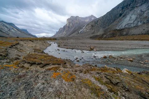 A cloudy, rainy day in remote arctic valley of Akshayuk Pass, Baffin Island Stock-Fotos
