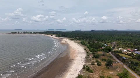 Cloudy skies frame long coastline with gentle waves 動画素材 333066480