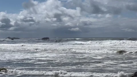 Cloudy Skies Over Rough Pacific Surf on Oregon Coast 스톡 동영상 346984975