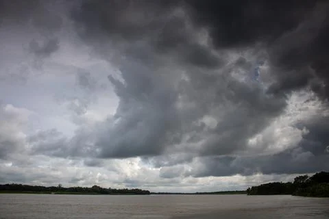 Cloudy skies. Thick black clouds on the chest of the river. The cloudy sky me Foto stock