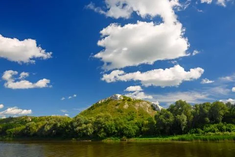 Cloudy sky above the river at the mountain. Foto stock