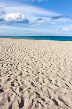 Cloudy sky above a sandy beach Фото