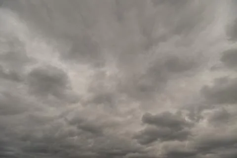 Cloudy sky ahead of storm front, textured layers and fastmoving cells, energe Foto stock