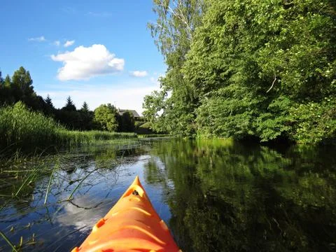 Cloudy Sky and Trees Forrest Reflection at Water Surface as Seen from Canoe Foto stock