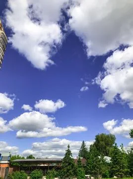 Cloudy sky. cirrus clouds in clear weather over the city. Foto stock
